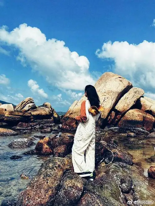 倪妮侧脸vs正脸#倪妮晒看海随拍,和闺蜜一起去看海好开心啊,侧脸正脸