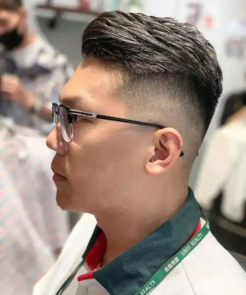 男士们留背头发型,最重要的还有侧边的设计.