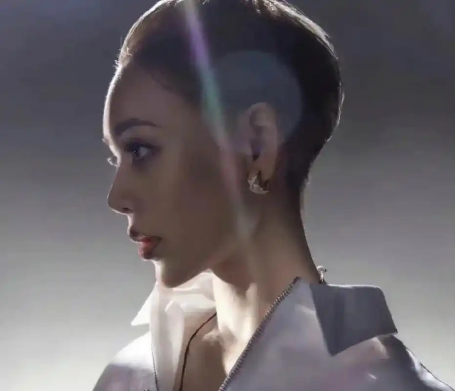 宁静这光头头型好好