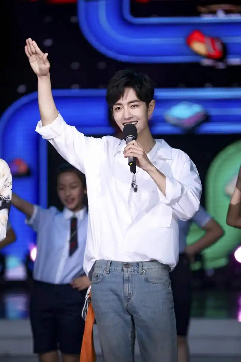 今晚快乐大本营被穿肖战夏日男友风的搭配吸引住了,日系白衬衫加同色