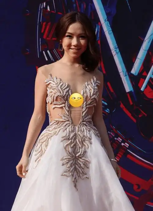 邓紫棋太想证明自己的身材了为了美穿的这么清凉感觉挺难为人