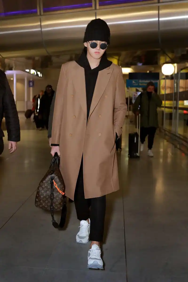 吴亦凡飞赴巴黎看秀 机场造型诠释旅行理念