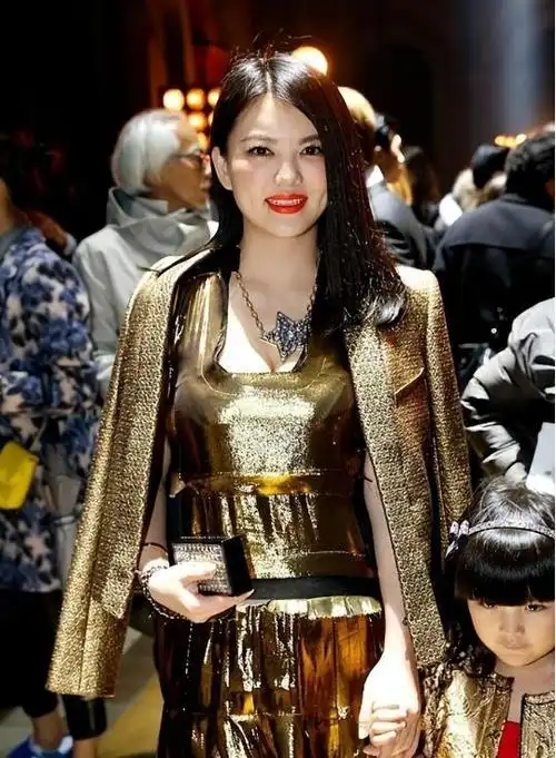 近期,娱乐圈爆出了一条令人惊掉下巴的大瓜:平平无奇的主持人李湘的