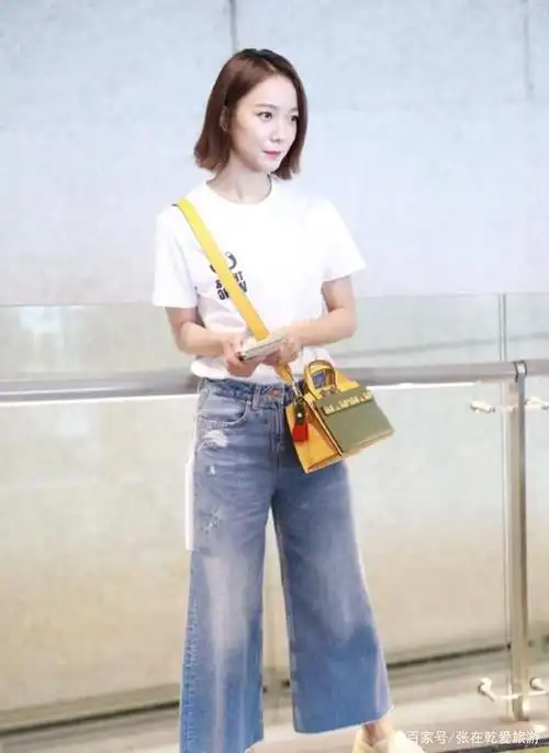 不一样的意境,王珞丹贾青亲身示范,清爽十足的蓝白配!