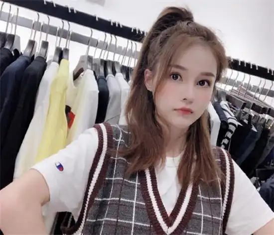 虎牙新晋一姐吃鸡,开麦撩路人被喷坦克乔碧萝,一看直播眼都直了