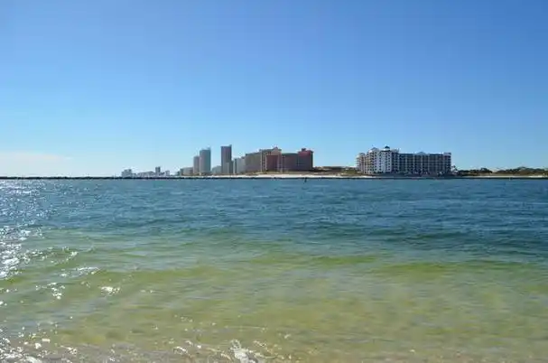 秦皇岛是中国河北省的一个海滨城市,拥有许多令人愉快的旅游景点.