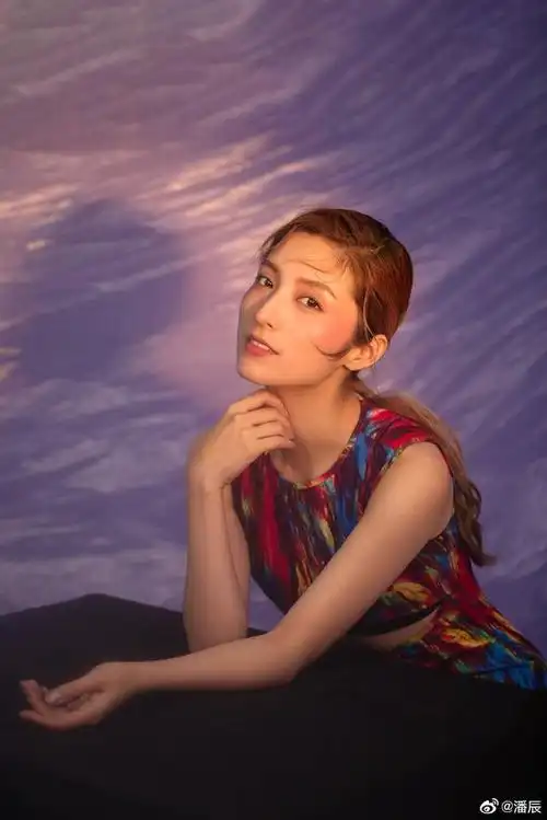 快女潘辰戴滑雪护目镜晒照 那年夏天我们追过的女孩!