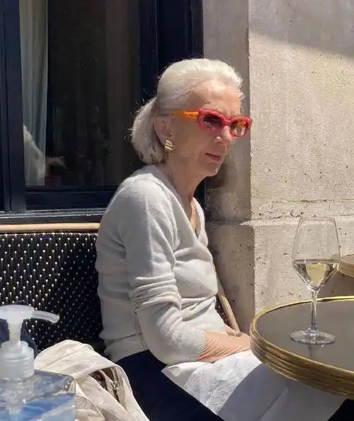 不得不说外国老太太是真精致:配饰大方,发型蓬松,打扮优雅_时尚_女性