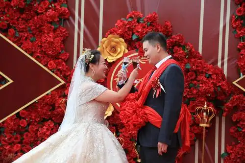 新人互喝交杯酒,象征永远相互关心,相亲相爱!