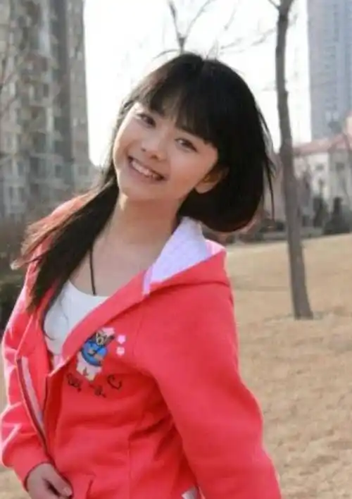 谭松韵为何上学时没人追当看到她17岁的旧照后换我也不追