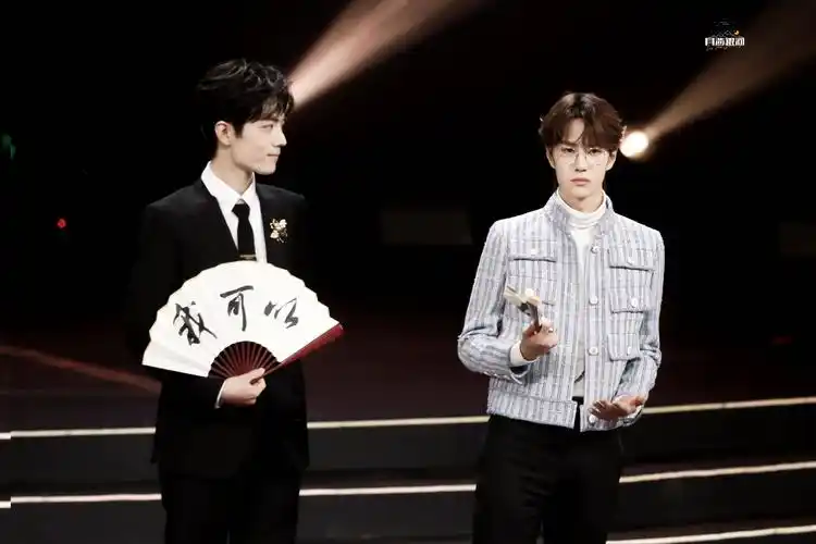 暗恋梗(战暗恋博)  —— 果不出王一博所然,他因为堵车到会场的