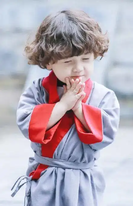 强吻黄景瑜,让王嘉尔闻粑粑,豪豪是吃可爱长大的吧!