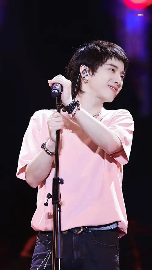 求一张华晨宇笑的甜甜的适合当头像的照片变身治愈楼