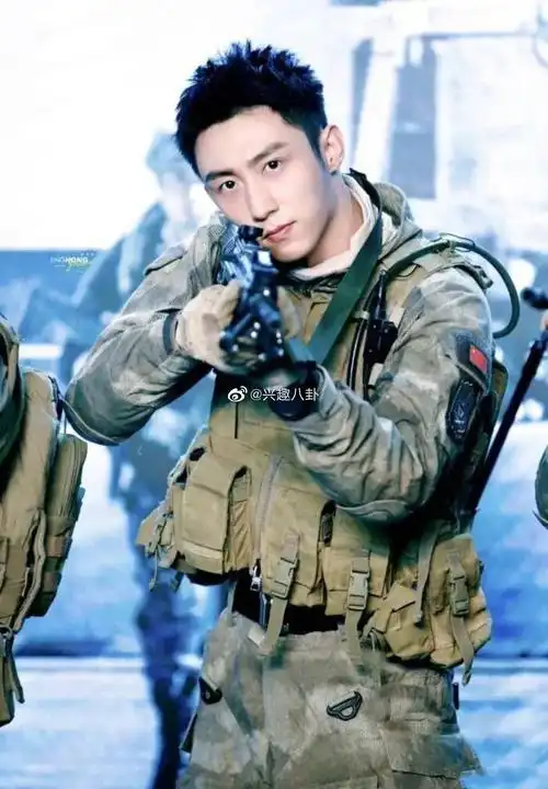 一组男星军装图看看我华夏男儿英姿勃发.