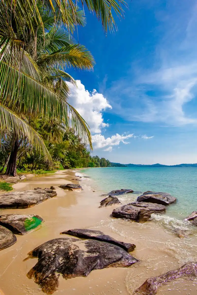 天涯海角,是指位于三亚市西郊23公里处,天涯海角风景区总体规划陆地