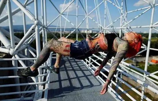 全球最疯狂的行为艺术作品:常人难以理解,认为是美化的暴力