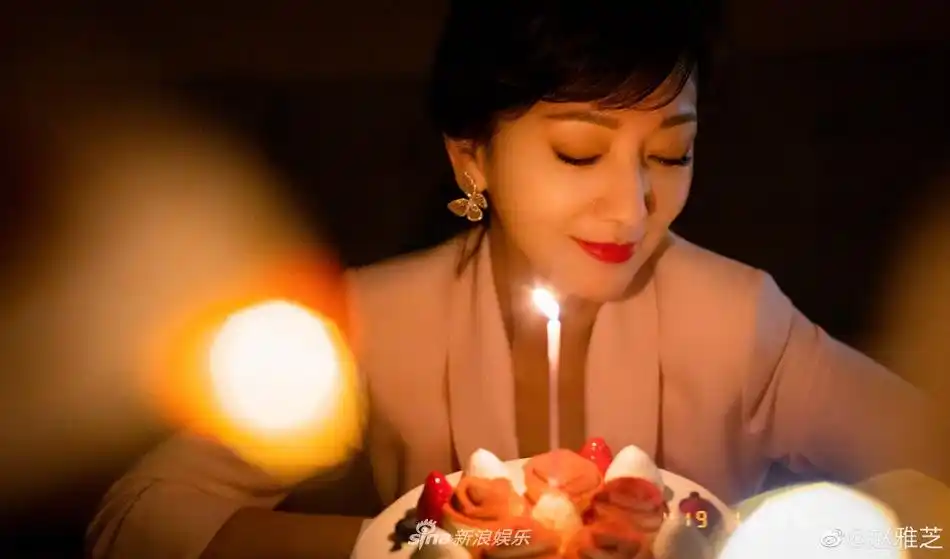 新浪娱乐讯 11月15日是赵雅芝65岁生日,她在微博晒出庆生照,原来她