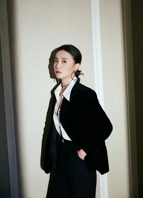 宋佳亮相first青年电影盛典与刁亦男颁发最佳剧情长片奖