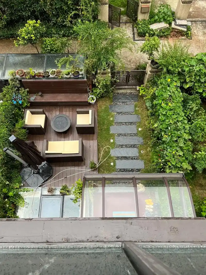 怎样打造低维护小花园.院子40平不到一点,连沙发一共花费不到 - 抖音