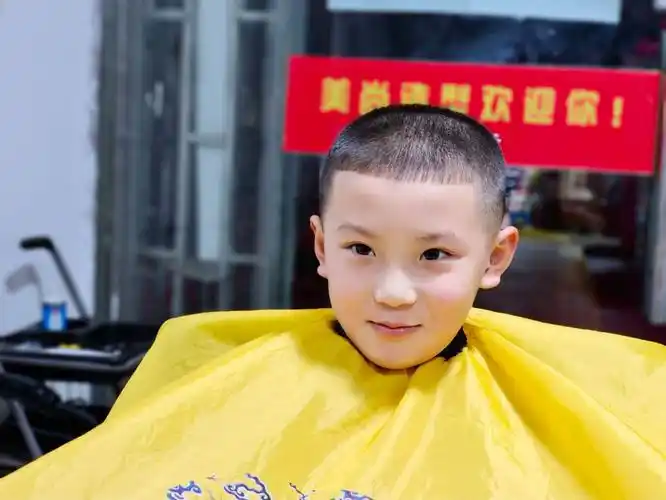 发型10几款,锅盖头飞机头小卷发全都有,有你儿子同款吗_头发_头顶