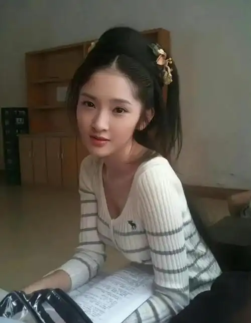19岁的唐艺昕照片,乖乖巧巧这也太娇俏可爱了吧～ 67_网易订阅