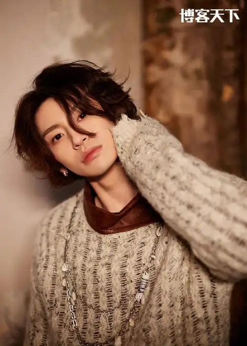 小鬼摘墨镜这一眼的含金量