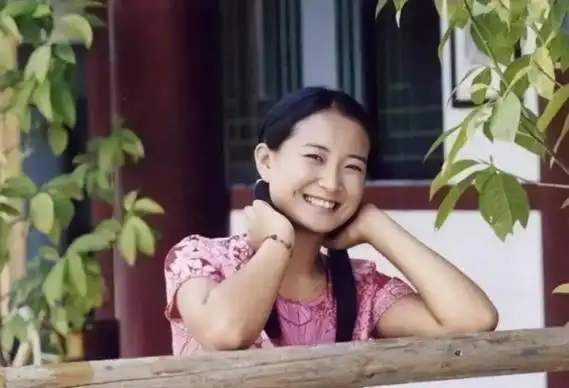 贾玲小时候很喜欢看央视的《曲苑杂坛》,她经常模仿一些鸟叫声,乐器声