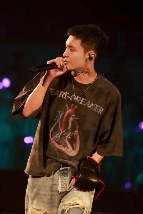 张艺兴超话#张艺兴2024世界巡演##张艺兴蓝色碎盖短发#240727 工作室