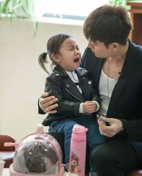 如今出落成大长腿美女,贾乃亮女儿甜馨亮相云南_网友_李小璐_小时候