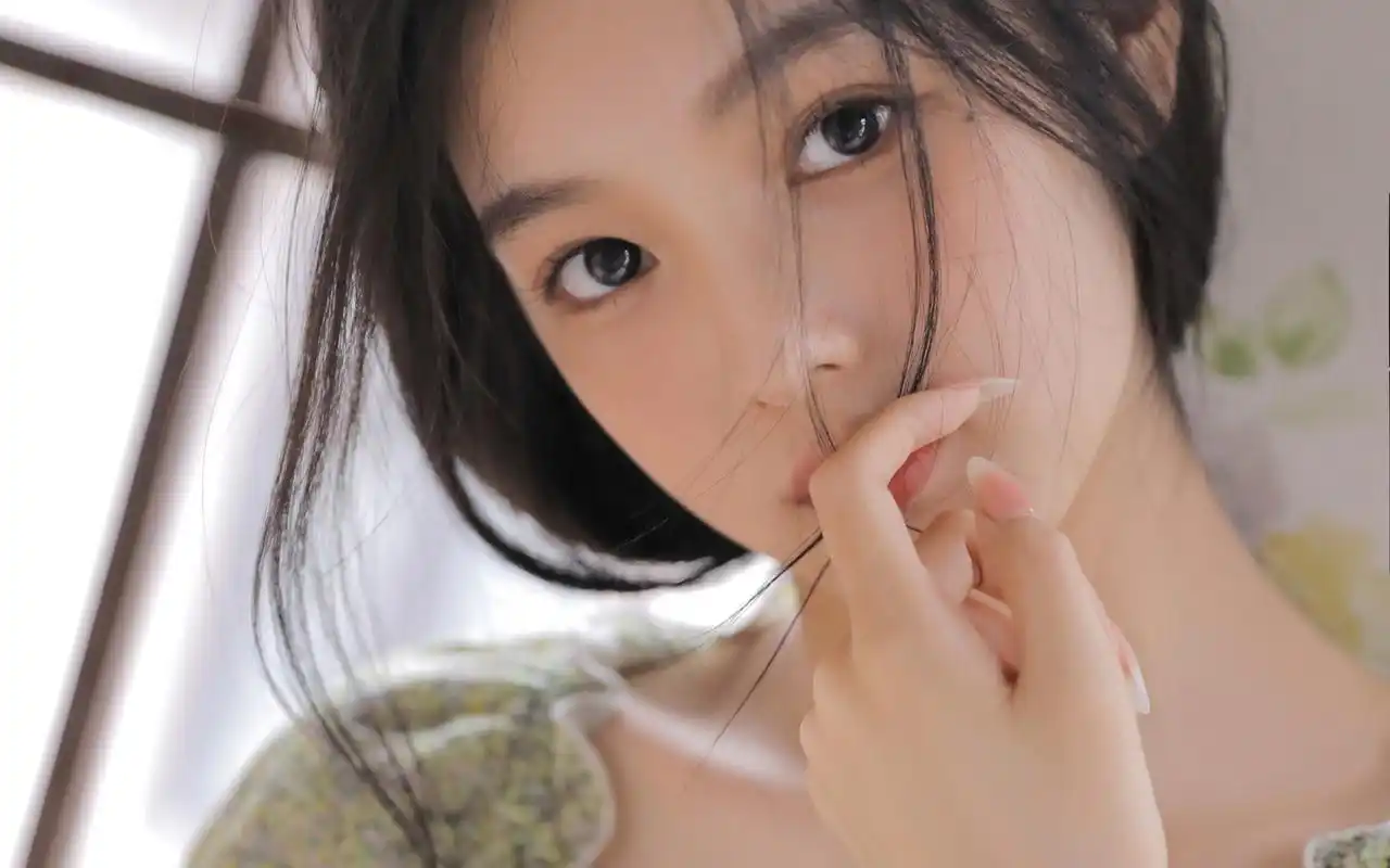 夏日长卷发美女图片桌面壁纸