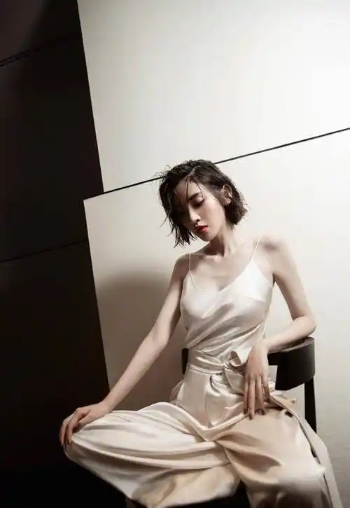 日前,唐艺昕在个人社交平台上更新了一组美拍,画面中的唐艺昕画着精致