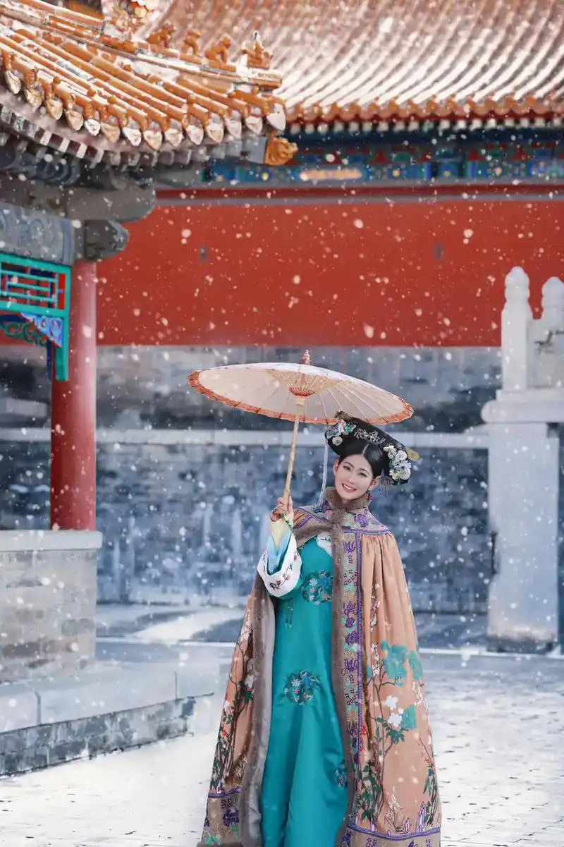 皇后娘娘驾到 #凤冠霞帔 #宫廷 #故宫 #古风摄影 @俊 - 抖音