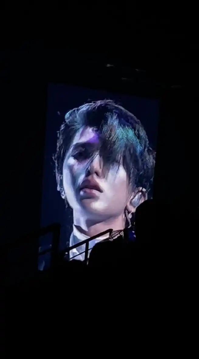 蔡徐坤演唱会上动情落泪 粉丝尖叫应援为其打气