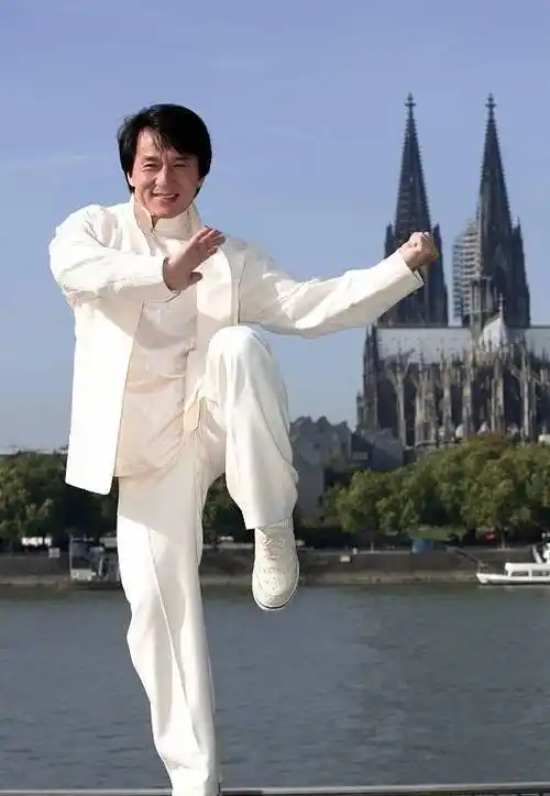 成龙大哥将时间倒回1980年,野心勃勃的嘉禾,为了进军北美市场,特意为