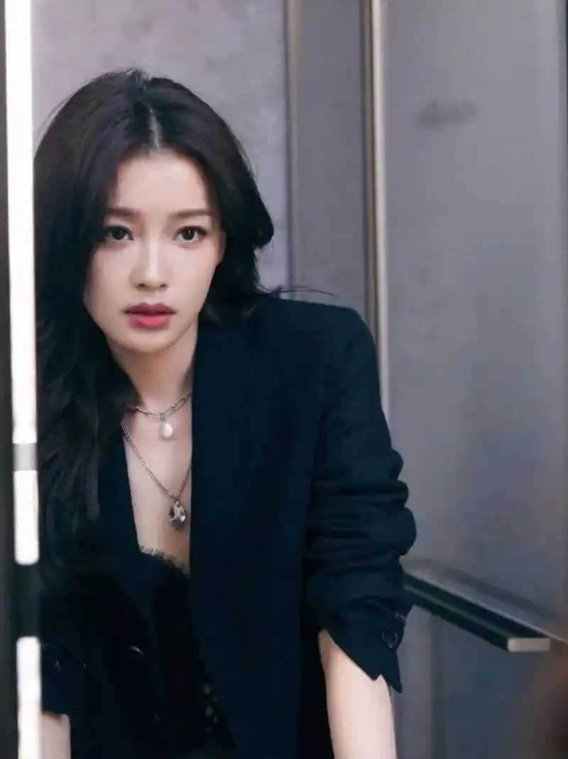 孙怡够自信,穿西装也照样配性感内搭,干练优雅,还很撩人