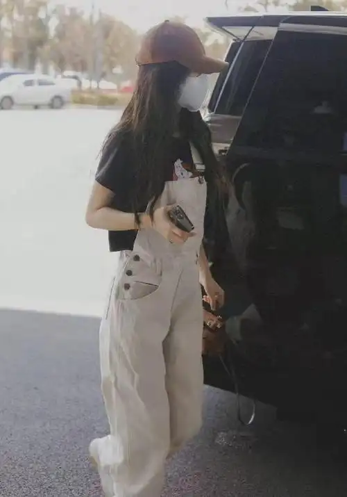 angelababy单身后打扮更"嫩",黑t恤搭背带裤,美回18岁少女样|杨颖