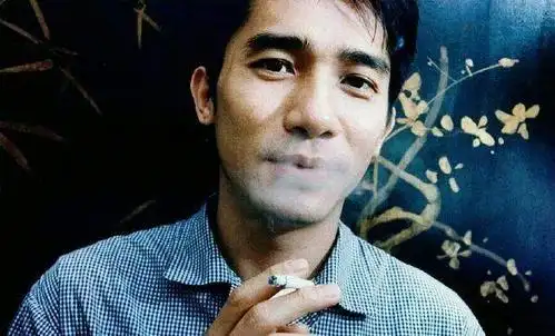 男人沧桑深邃忧郁的眼神图片