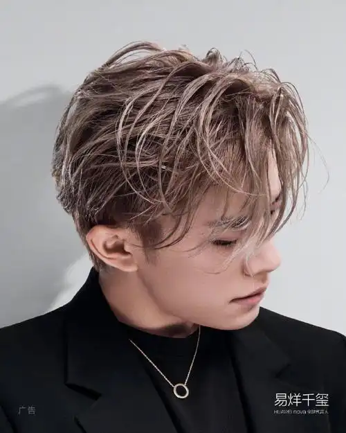 为什么不是正脸!为什么!易烊千玺罕见银发造型,好帅好帅!