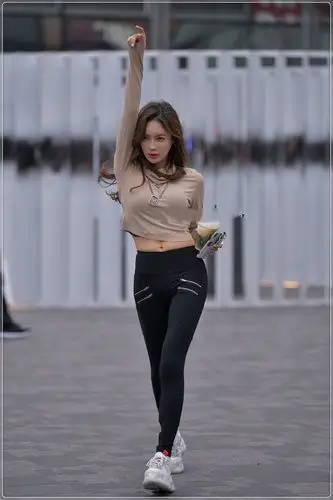 高领薄款上衣搭配黑色紧身裤,休闲又时尚,吸引目光_衣服