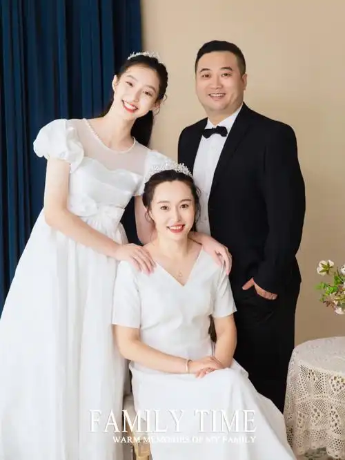 质感的婚纱系列全家福用照片定格温暖,让爱留在眼前#全家福 #一家三口