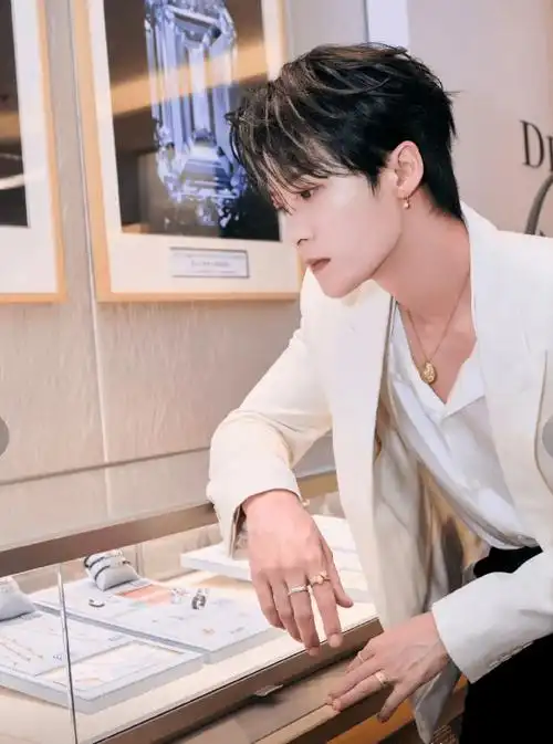 内娱男妲己出炉,任嘉伦排名倒数,肖战仅排第二,第一实至名归_王一博