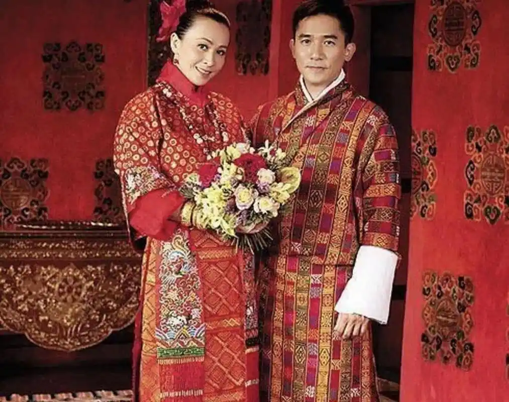 刘嘉玲和梁朝伟的结婚照.