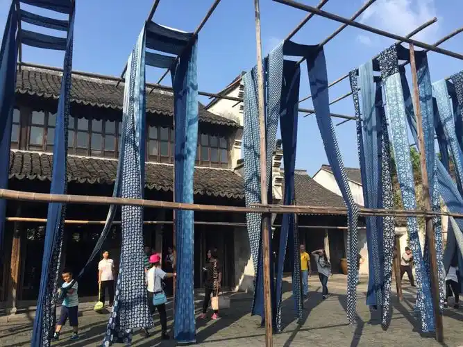 【携程攻略】乌镇草木本色染坊购物,这是唯一一张我们家庭大合影,非常