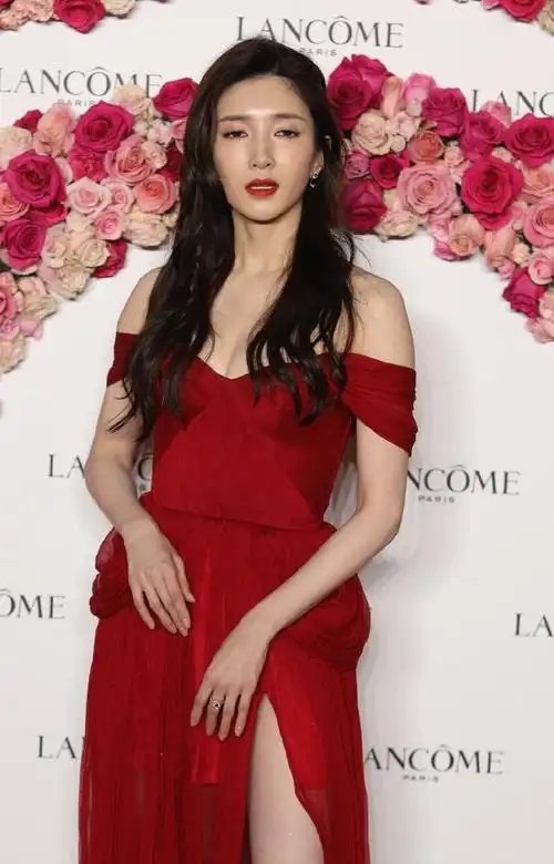 江疏影穿红裙复古华丽,开叉设计露出修长美腿,灵动长发宛如女神