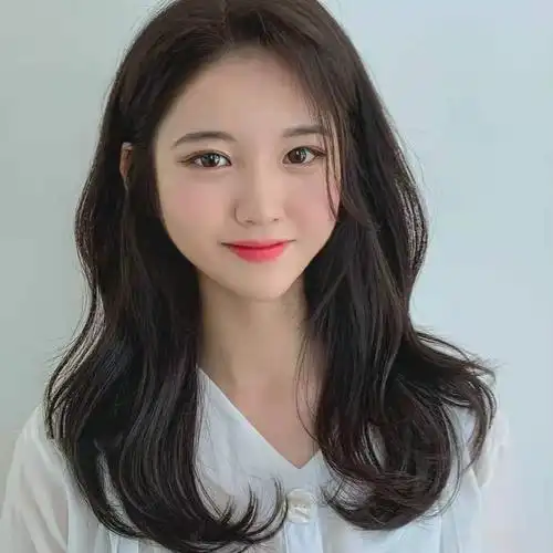 圆脸的人适合什么发型图片圆脸的女生适合烫的发型