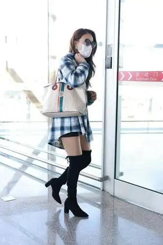 容祖儿短裤配格子衫外套现身机场脚踩过膝长靴又美又飒