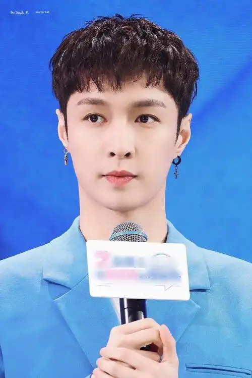 张艺兴蓝色西装套装造型