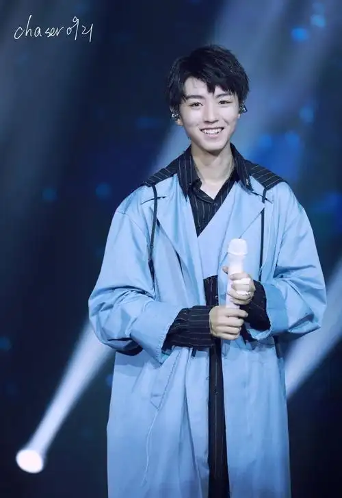 240208 蓝莓蛋糕日,追光少年王俊凯的温暖庆生会!