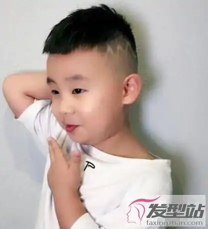 小男孩短发铲两边 干练酷炫从小帅到大_发型站_最新流行发型设计发型