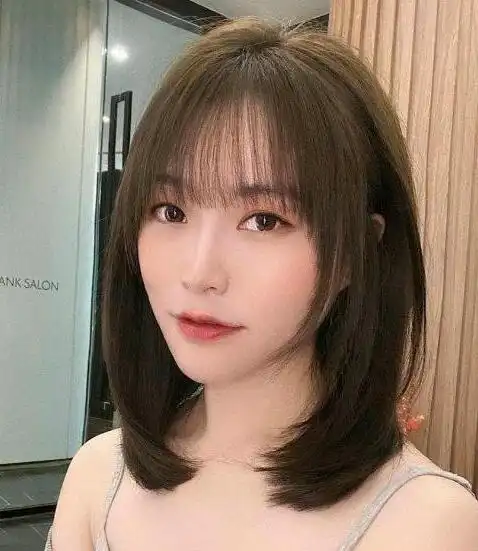 衫,搭配同款长裤帅气亮相活动现场,与活动主题相呼应,黑色直发披肩